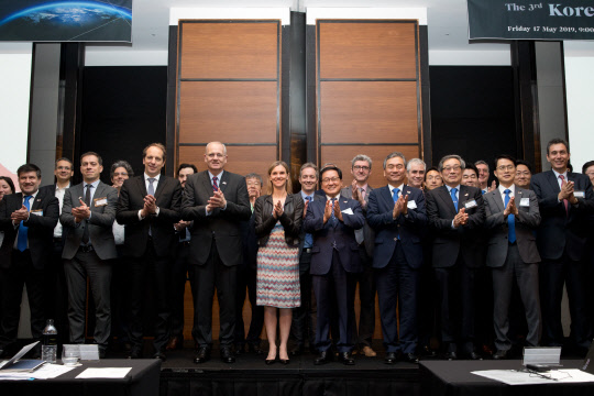 17일 서울 콘래드호텔에서 열린 '제3차 한-프 우주포럼 개회식'에서 유영민 과기정통부 장관(앞줄 왼쪽 여섯번째)이 양국 우주분야 전문가들이 기념촬영을 하고 있다.  과기정통부 제공